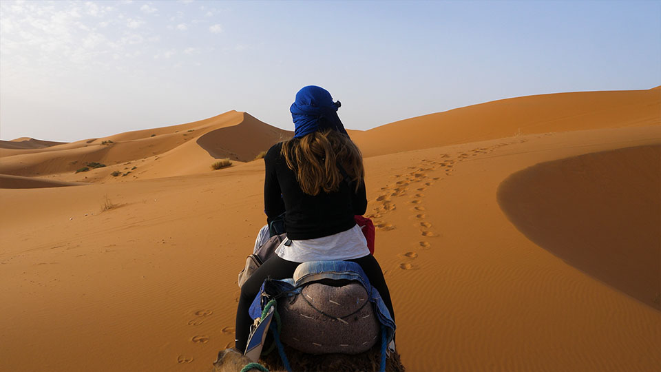 Découvrir les dunes du désert marocain en chameau