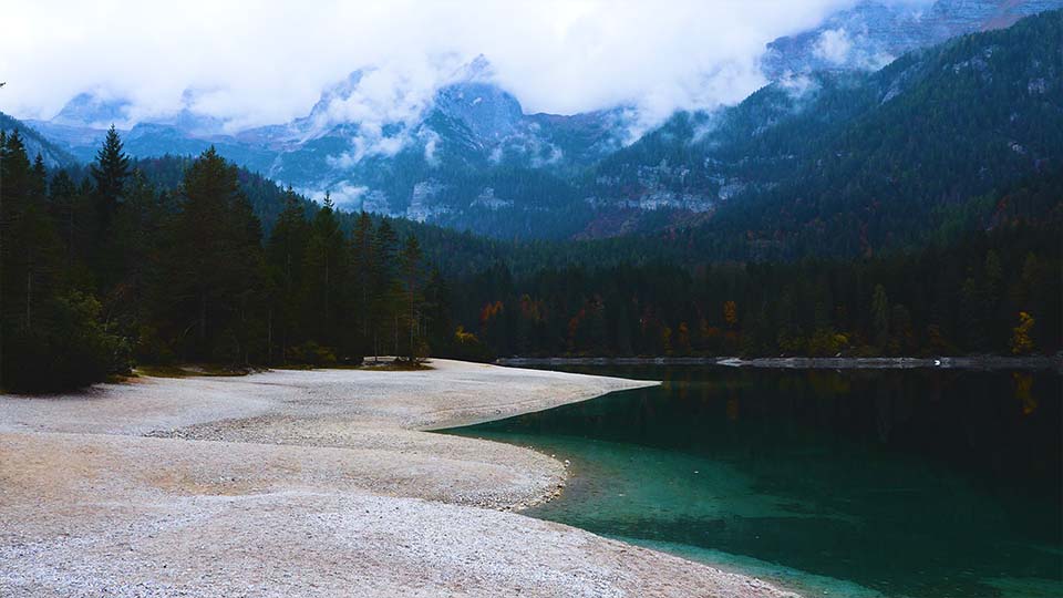 Lac dans les Dolomites