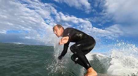 un surfeur en train de surfer